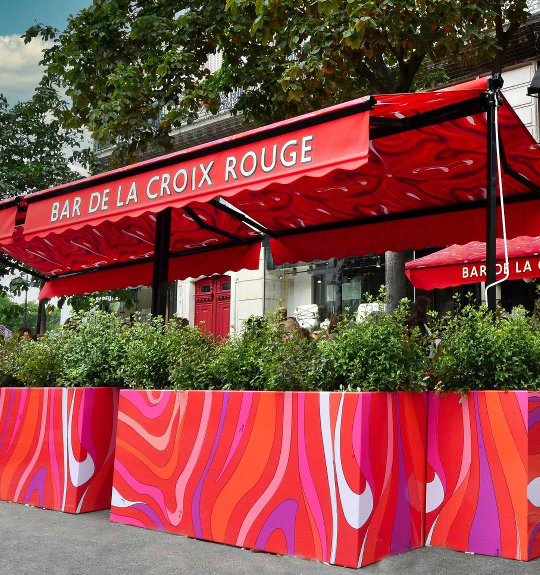 Terrasse du Bar de la Croix Rouge - Paris 6e - Jardinières personnalisées avec l’imprimé Marmo d’Emilio Pucci fabriquées par Licce