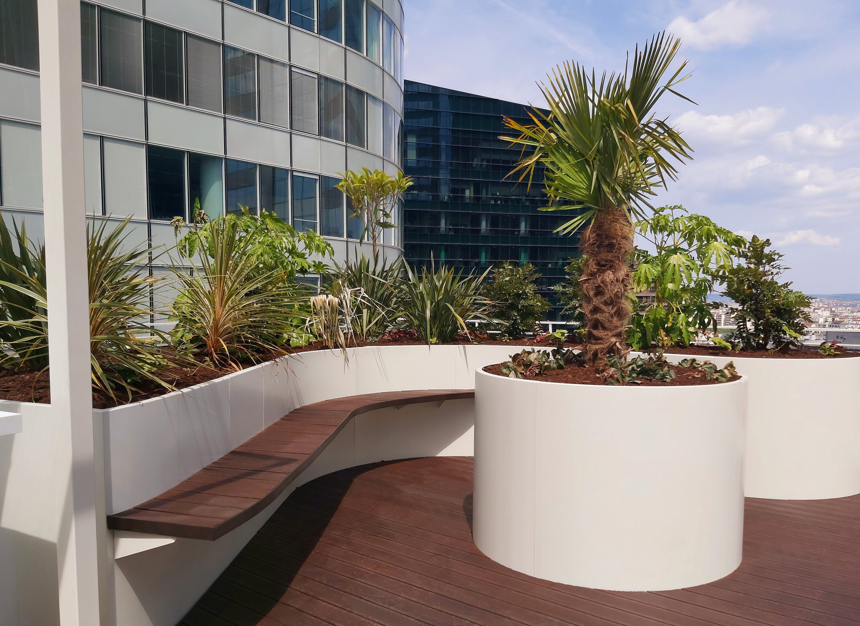 Jardinières et costières sur mesure en acier thermolaqué de fabrication Licce pour le projet Tour la Défense