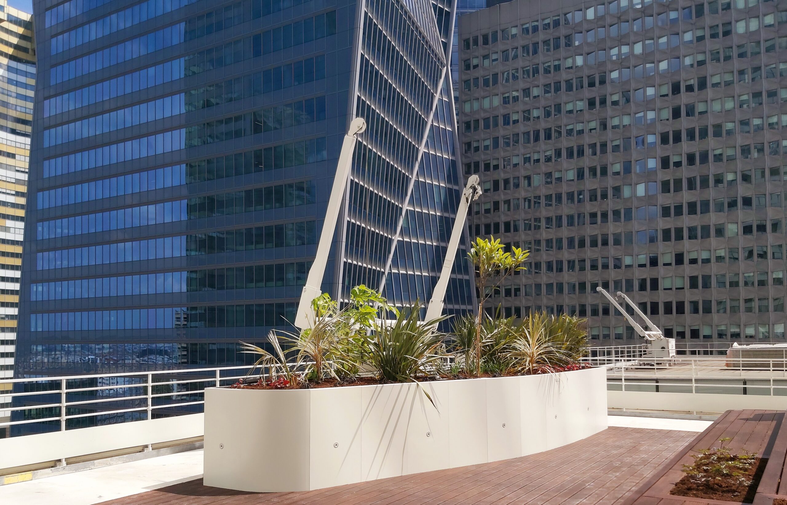 Jardinières et costières sur mesure en acier thermolaqué de fabrication Licce pour le projet Tour la Défense