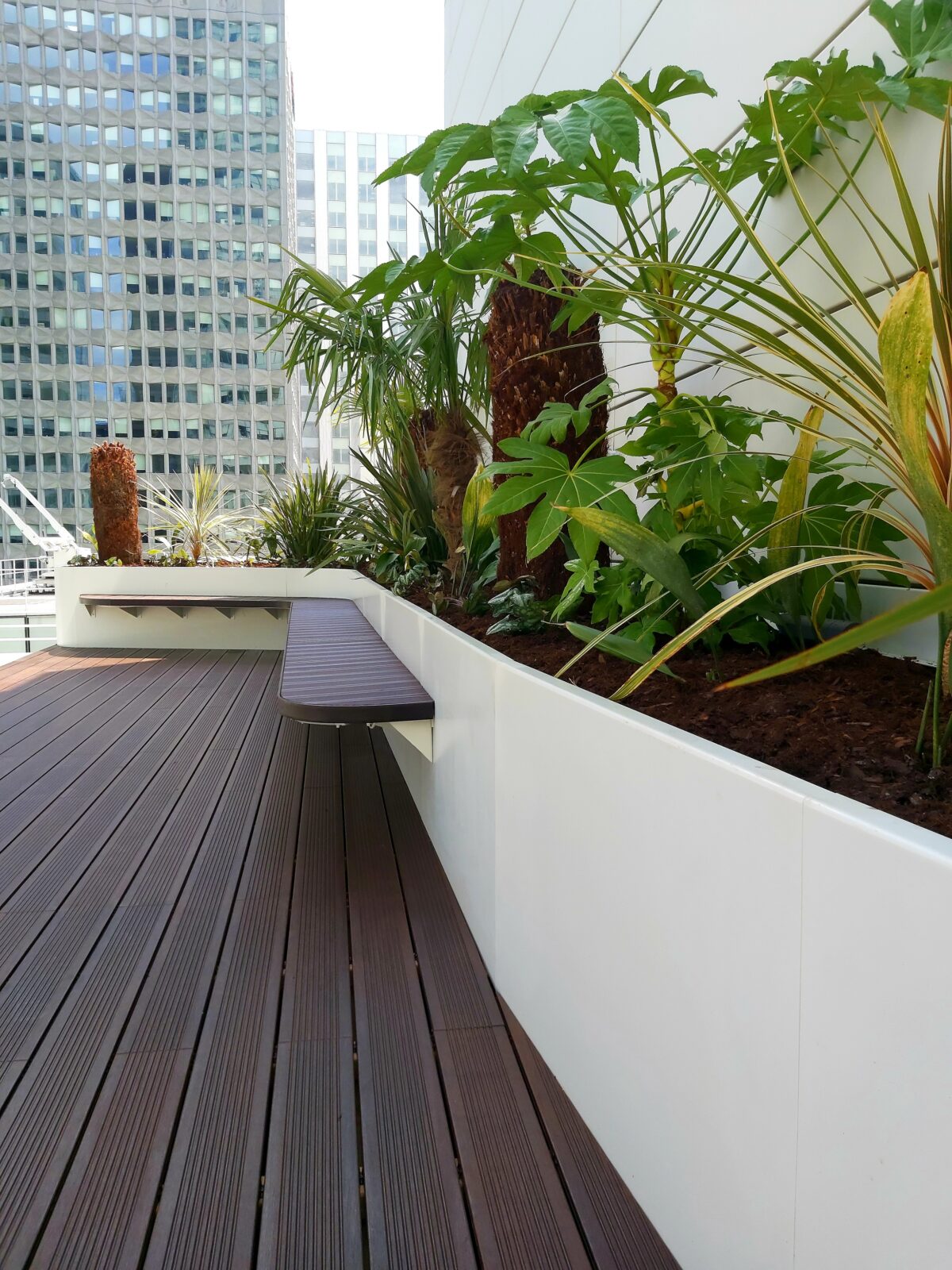 Jardinières et costières sur mesure en acier thermolaqué de fabrication Licce pour le projet Tour la Défense