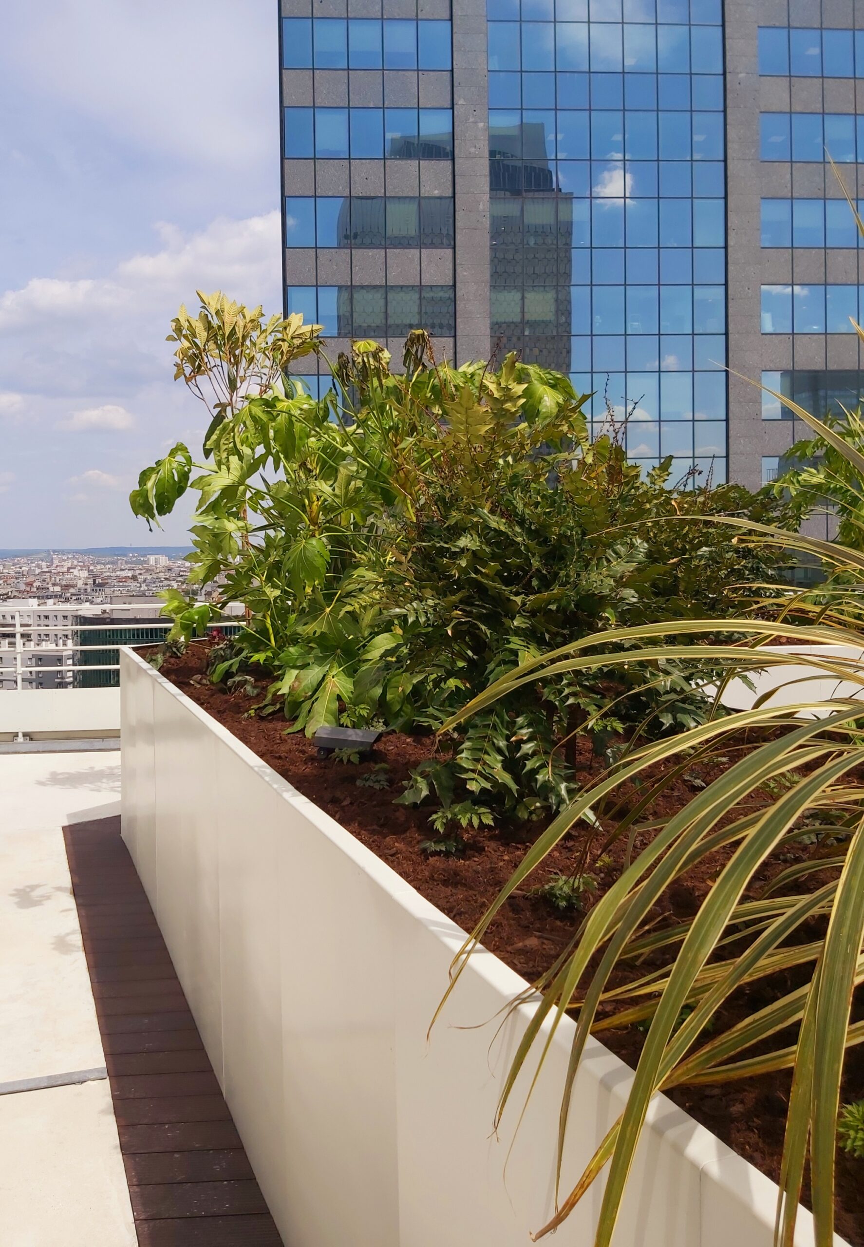 Jardinières et costières sur mesure en acier thermolaqué de fabrication Licce pour le projet Tour la Défense