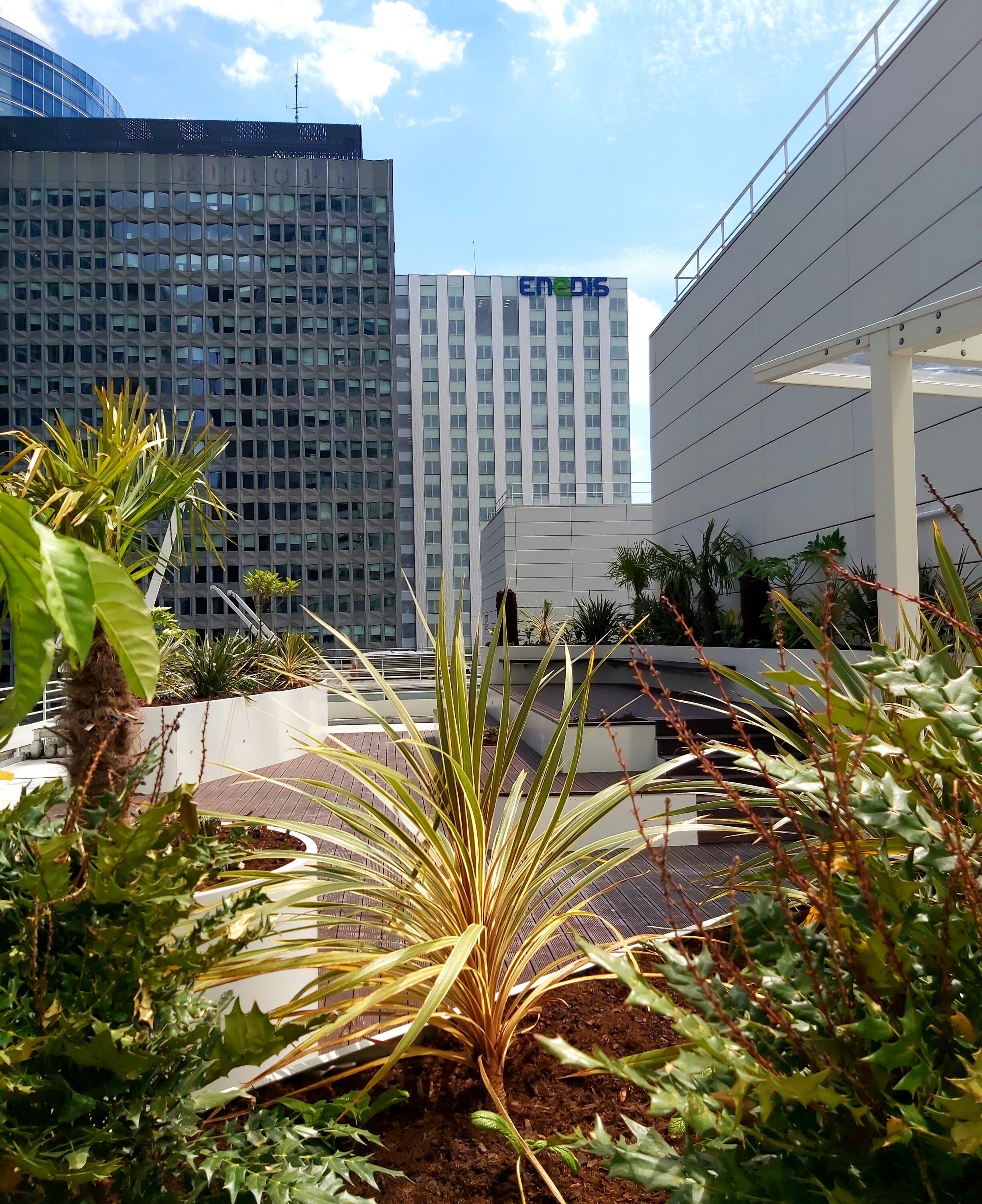 Jardinières et costières sur mesure en acier thermolaqué de fabrication Licce pour le projet Tour la Défense