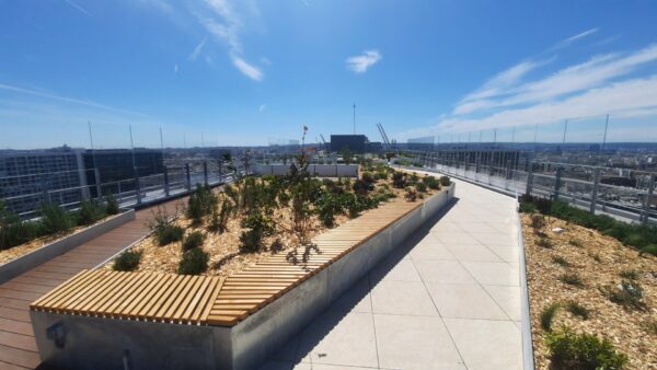 Garde-corps et jardinières en acier galvanisé de fabrication Licce pour un aménagement paysager de terrasse végétalisée à Paris