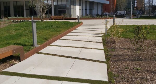 Costières sur mesure en acier corten de fabrication Licce pour le campus Condorcet