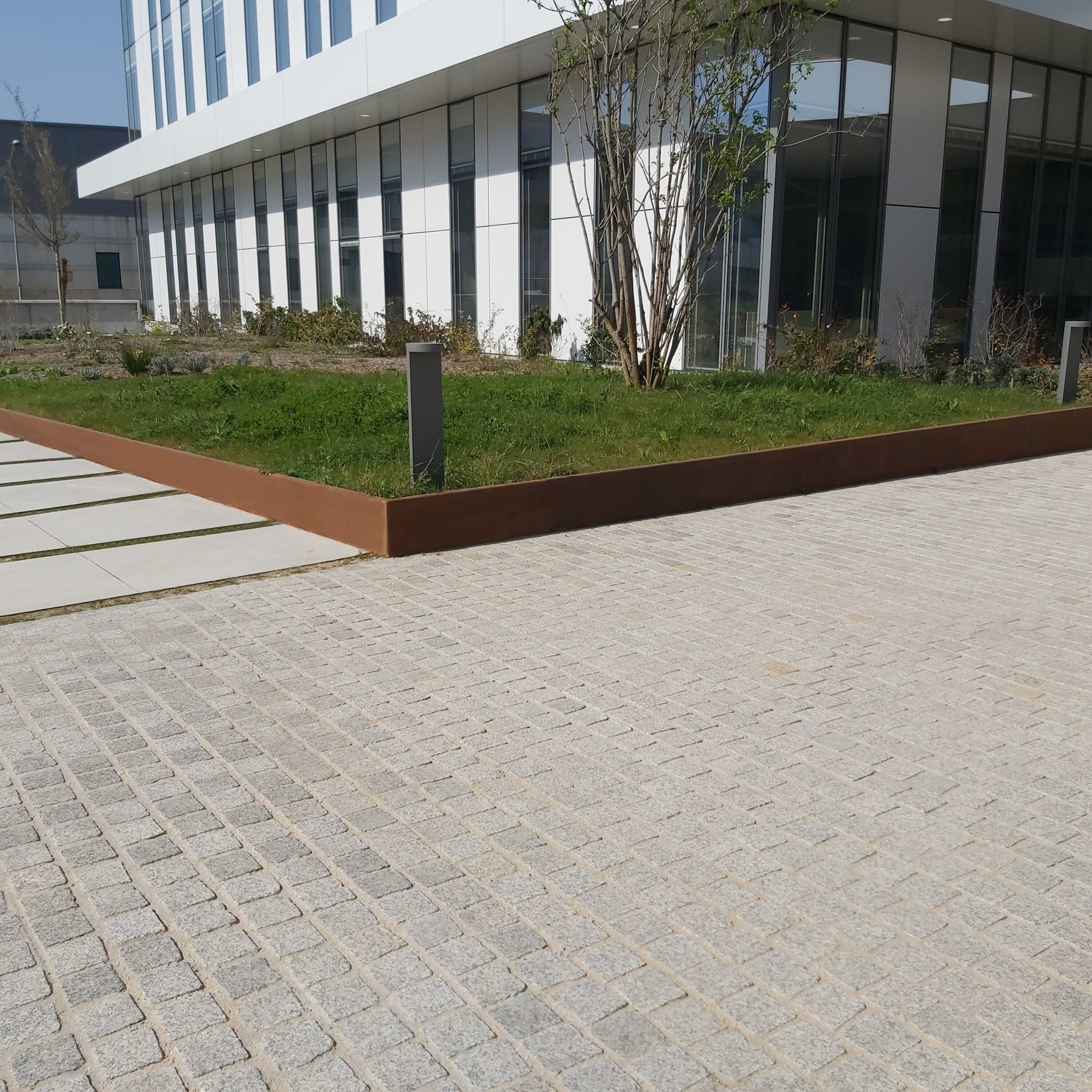 Costières sur mesure en acier corten de fabrication Licce pour le campus Condorcet