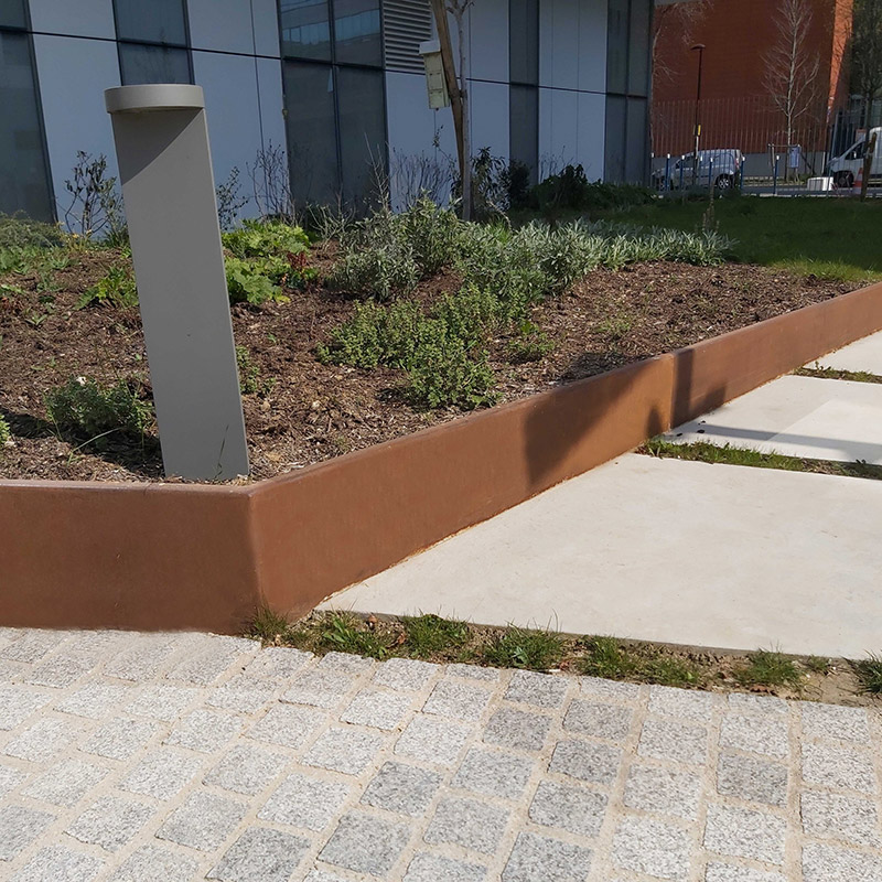 Costières sur mesure en acier corten de fabrication Licce pour le Campus Condorcet