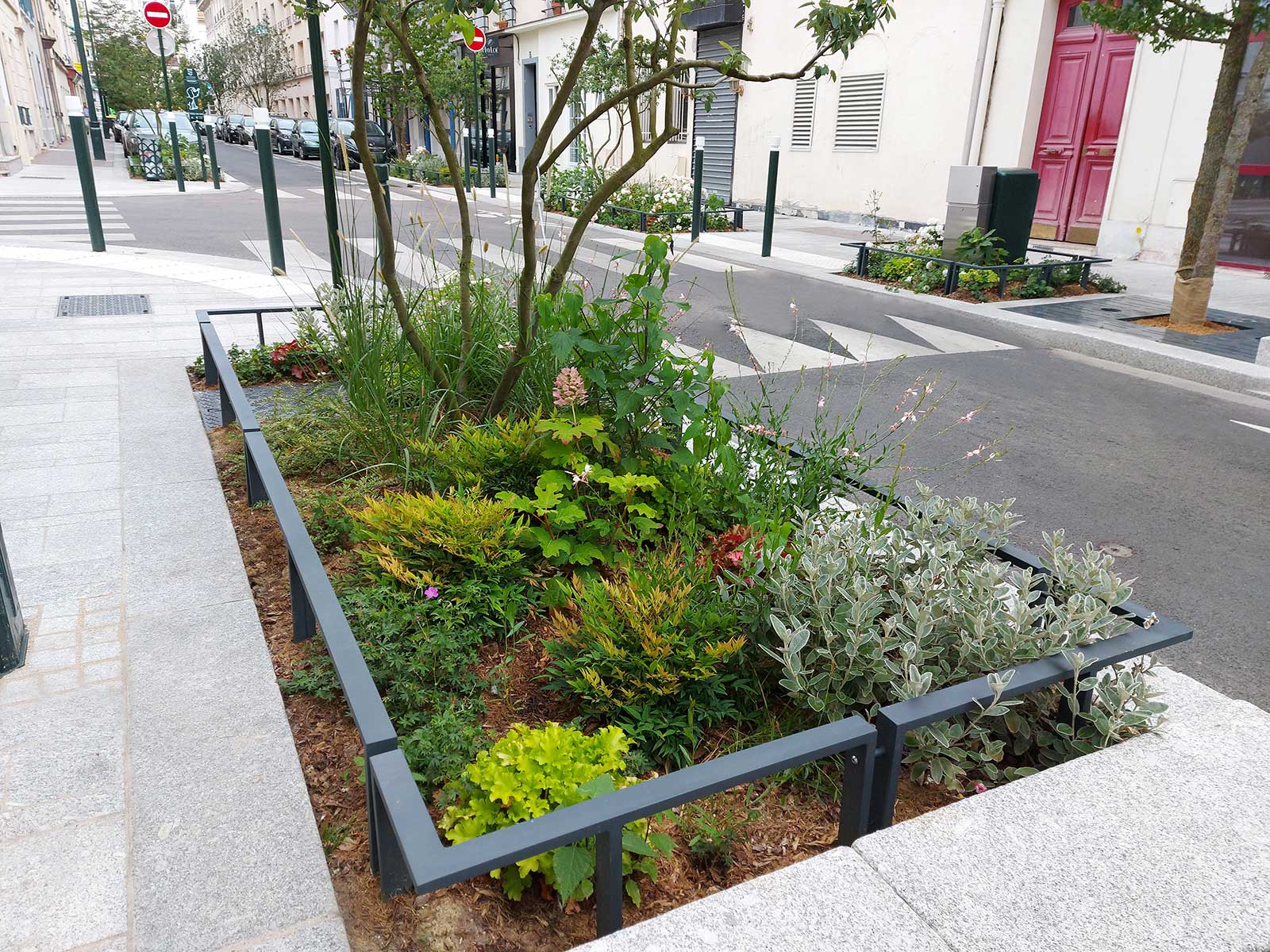 Lisses basses sur mesure en acier thermolaqué dans la rue saint mandé