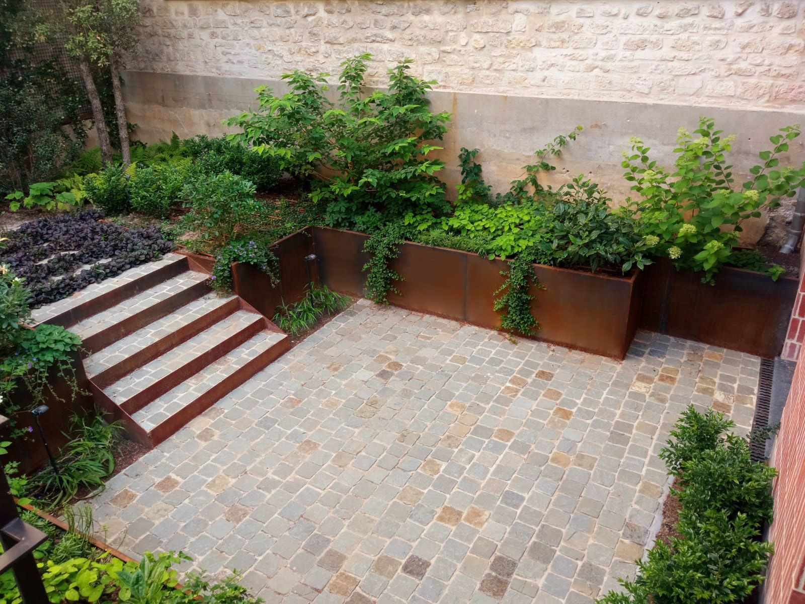 Jardinières et costières sur mesure en acier corten de fabrication Licce pour le Projet Paris 16 (aménagement paysager urbain)