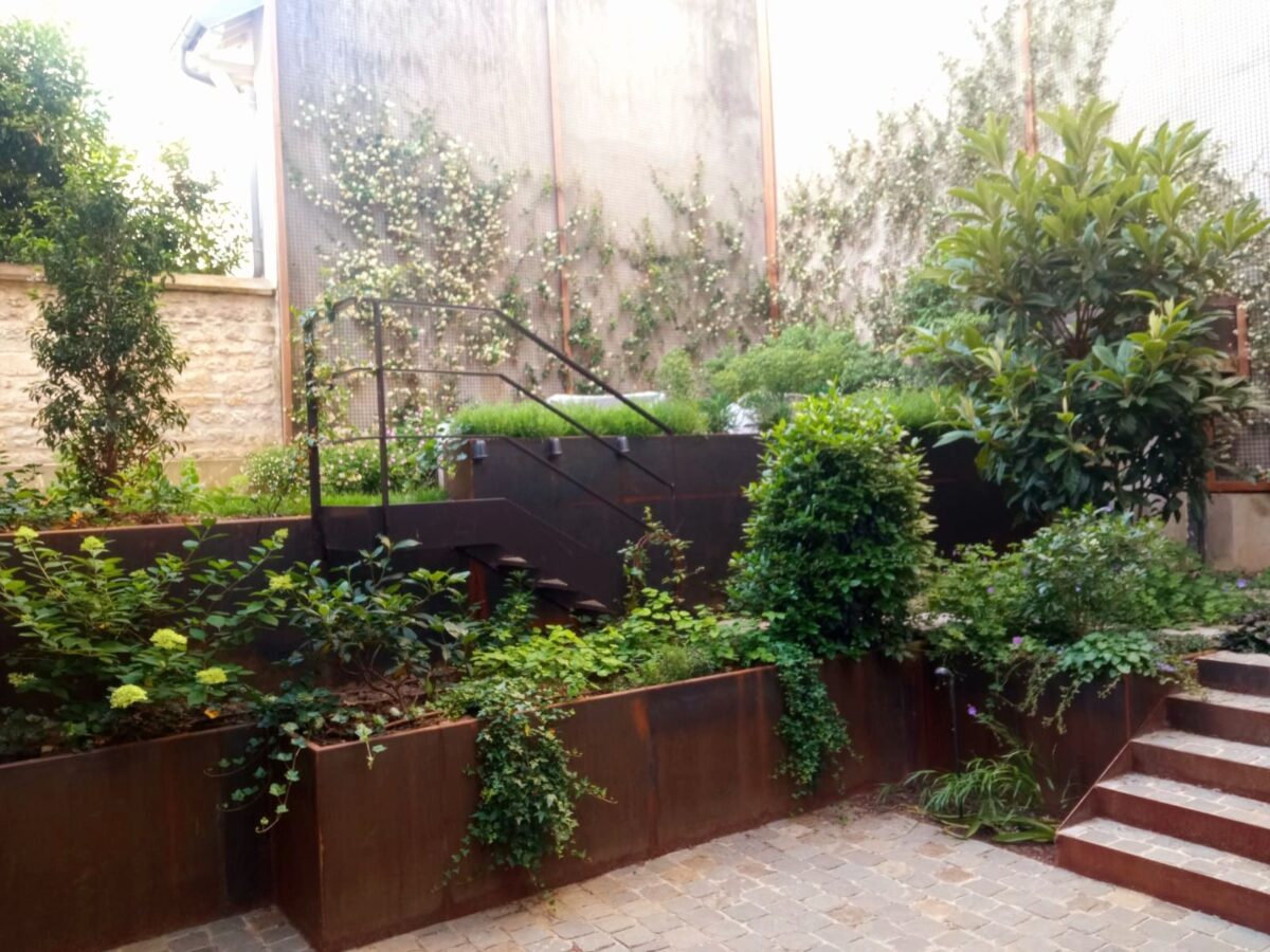 Jardinières et costières sur mesure en acier corten de fabrication Licce pour le Projet Paris 16 (aménagement paysager urbain)