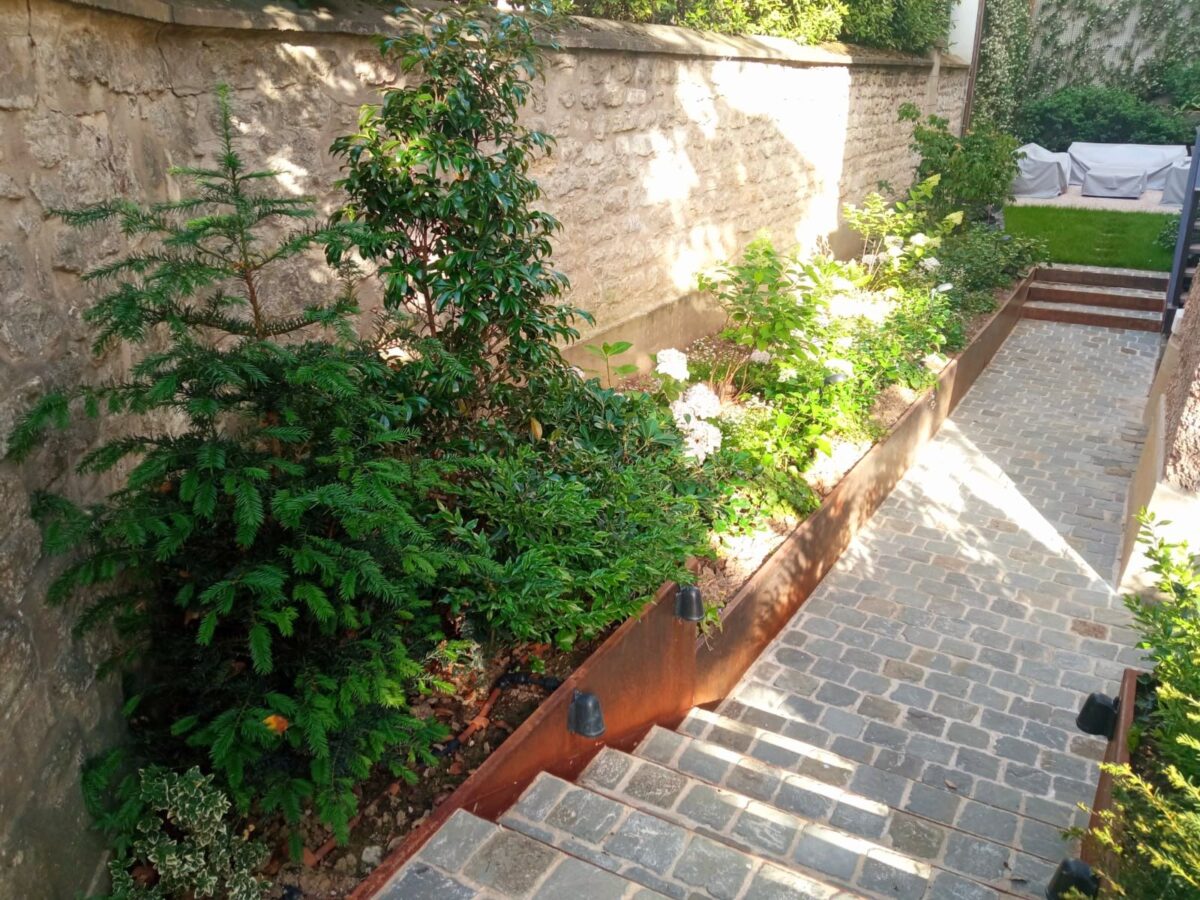 Jardinières et costières sur mesure en acier corten de fabrication Licce pour le Projet Paris 16 (aménagement paysager urbain)