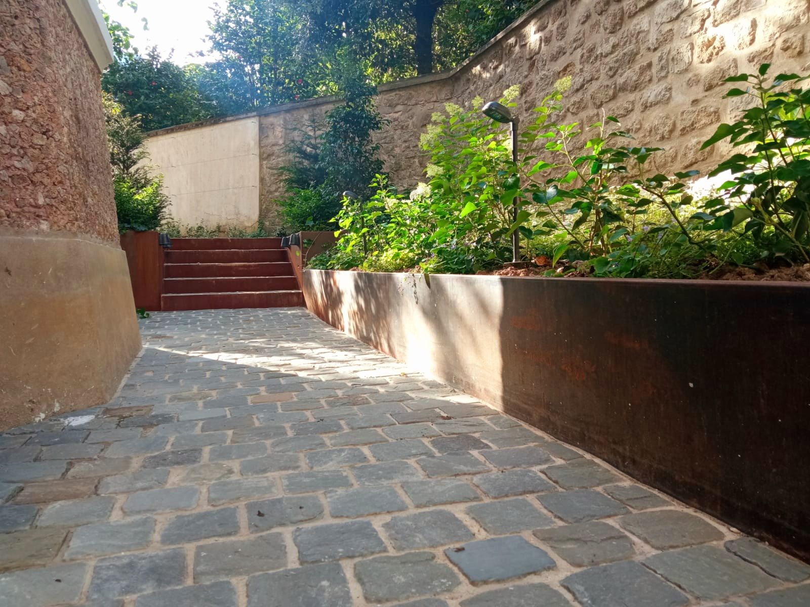 Jardinières et costières sur mesure en acier corten de fabrication Licce pour le Projet Paris 16 (aménagement paysager urbain)