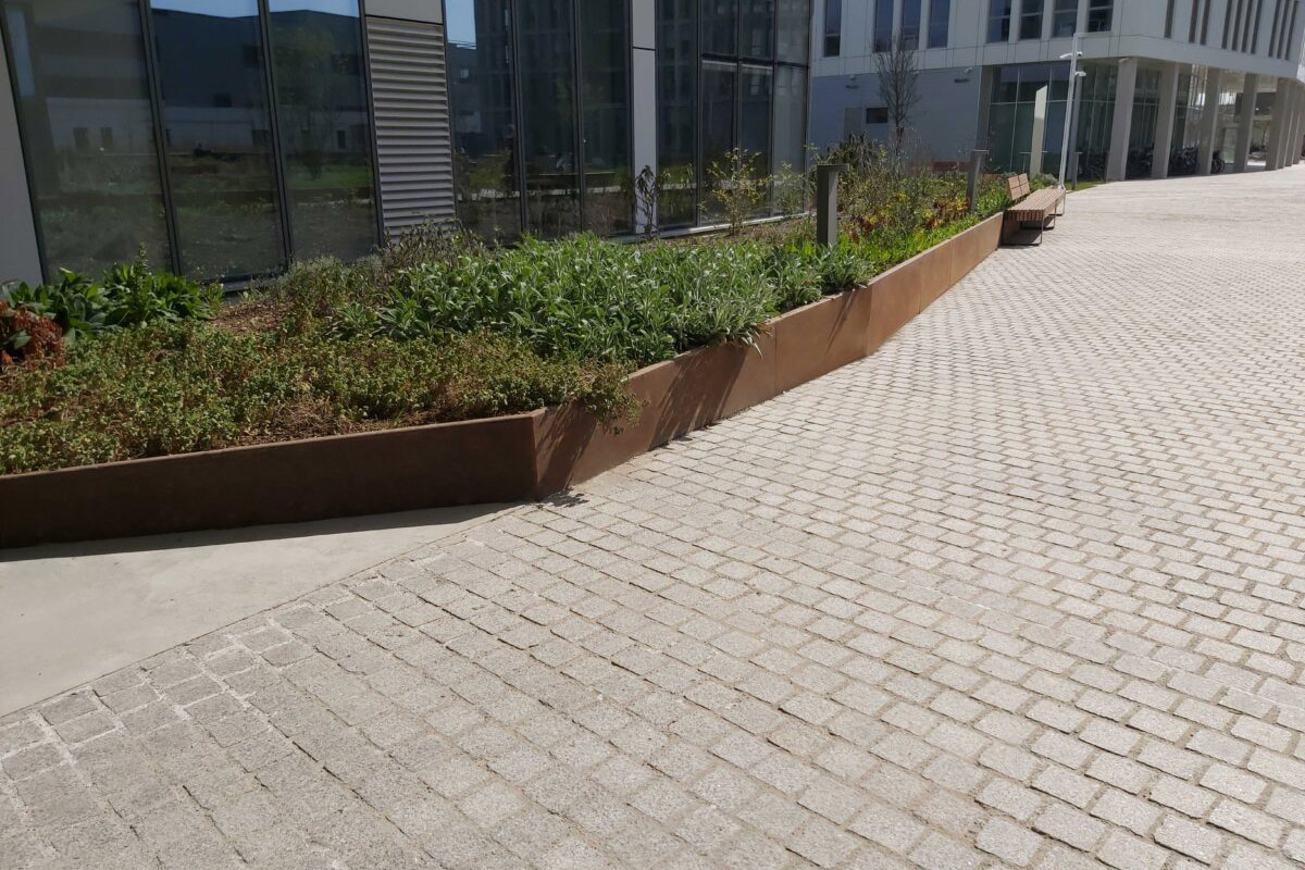 Costières sur mesure en acier corten de fabrication Licce pour le Campus Condorcet