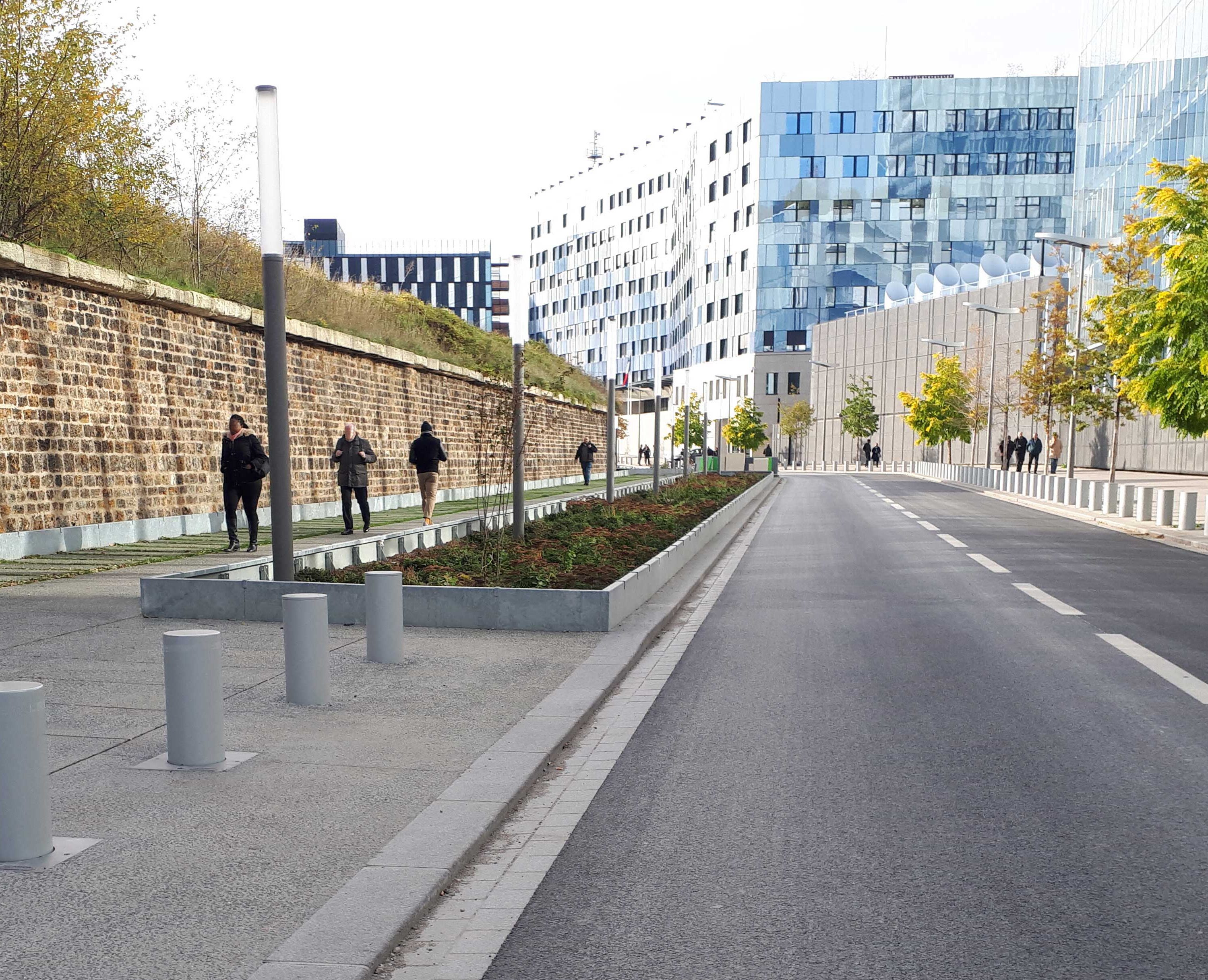 Costières en acier galvanisé Licce dans la rue Bastion à Paris