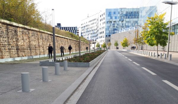 Costières en acier galvanisé Licce dans la rue Bastion à Paris