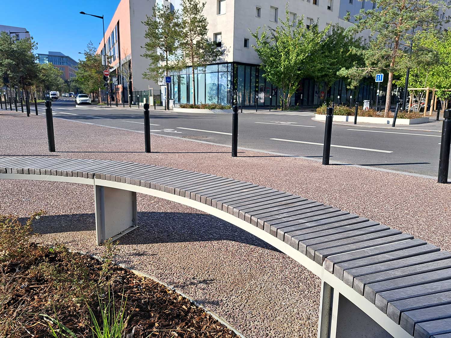 Costières et bancs en acier thermolaqué Licce à Aubervilliers