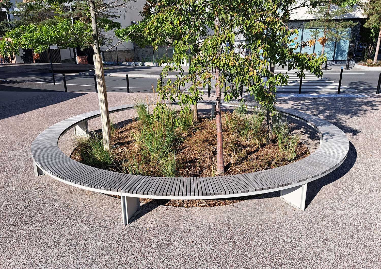 Banc rond sur mesure en acier thermolaqué et bois Licce à Aubervilliers