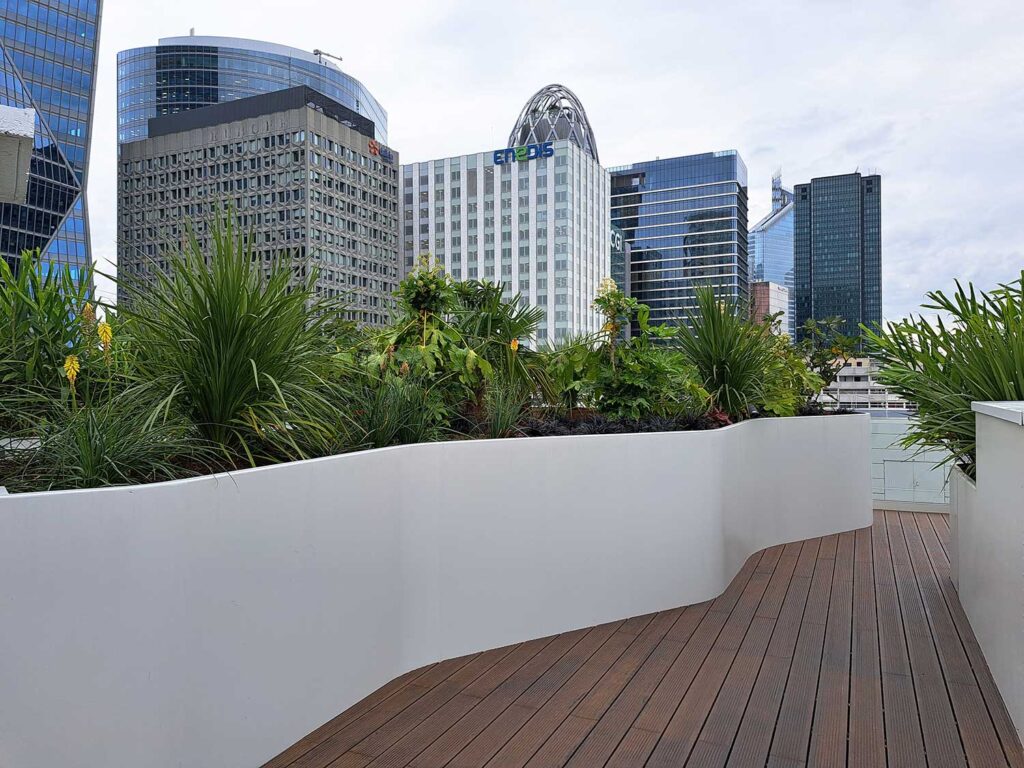 Costières métal en acier thermolaqué sur mesure Licce pour le projet tour la défense