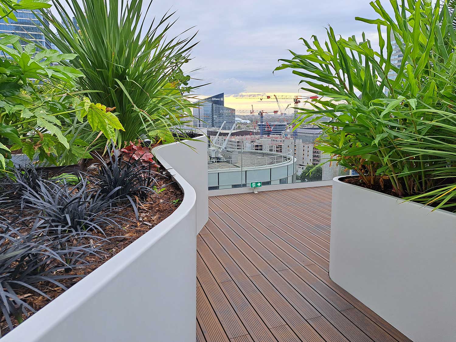 Costières sur mesure en acier thermolaqué pour une terrasse à la Défense, Paris