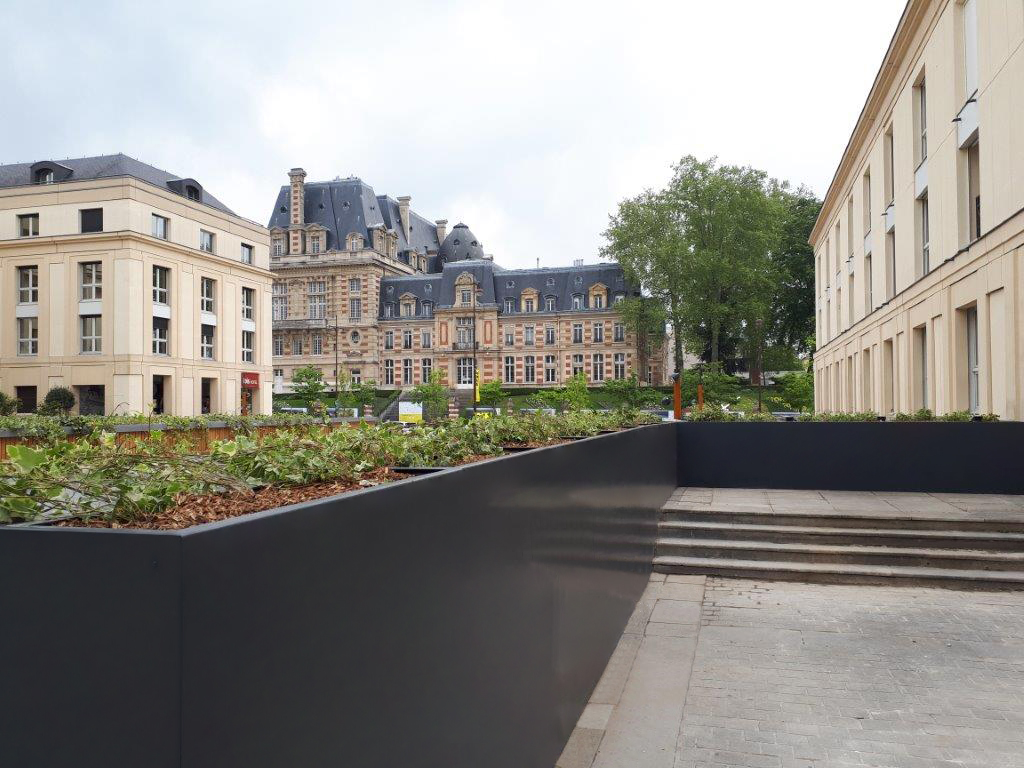 jardinières en acier thermolaqué sur mesure pour la place des manèges de Versailles