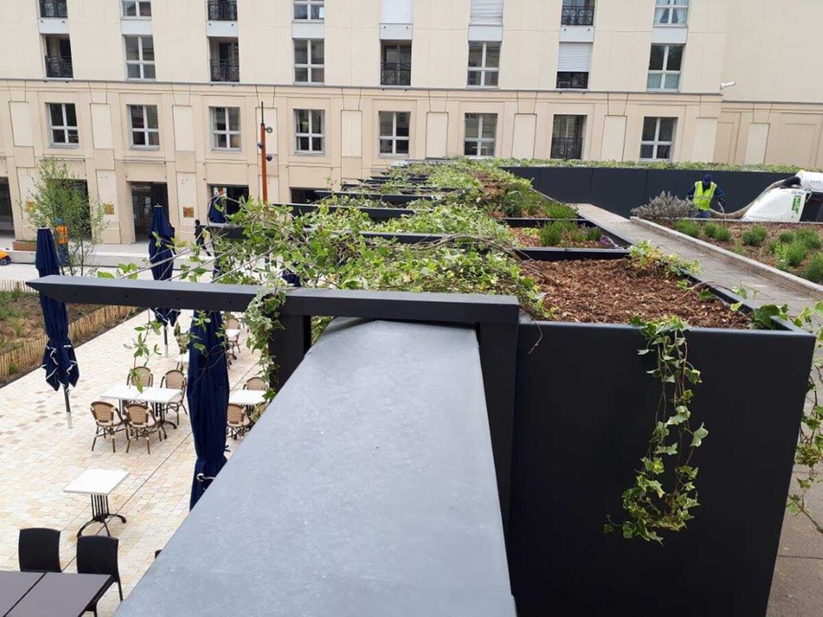 jardinières en acier thermolaqué sur mesure pour la place des manèges de Versailles