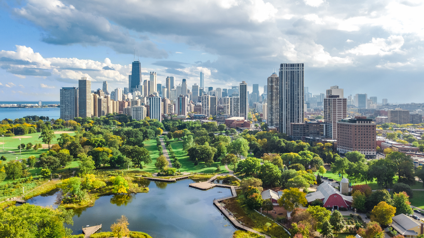 Nature urbaine : un parc en ville avec aménagements paysagers