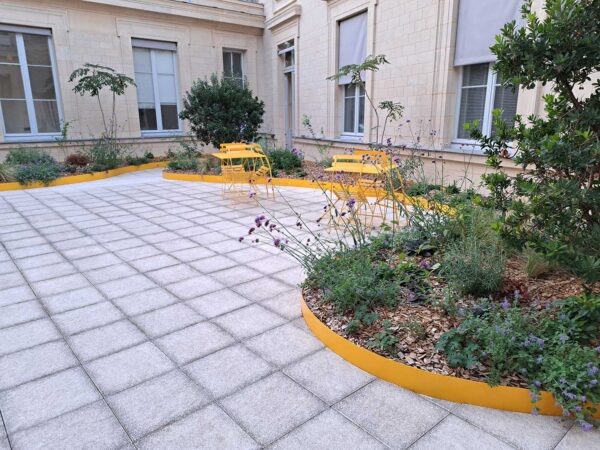 Costières en acier thermolaqué pour une cour intérieur à l'Université Descartes à Paris