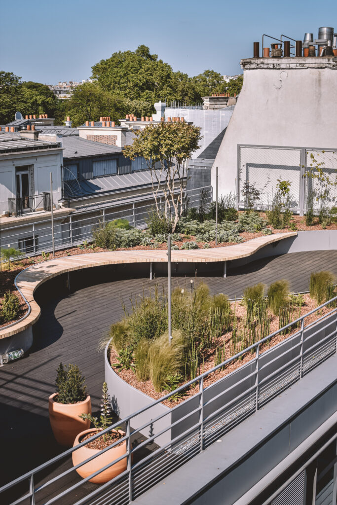 jardinière Licce rue de Lisbonne sur une terrasse/toiture végétalisée