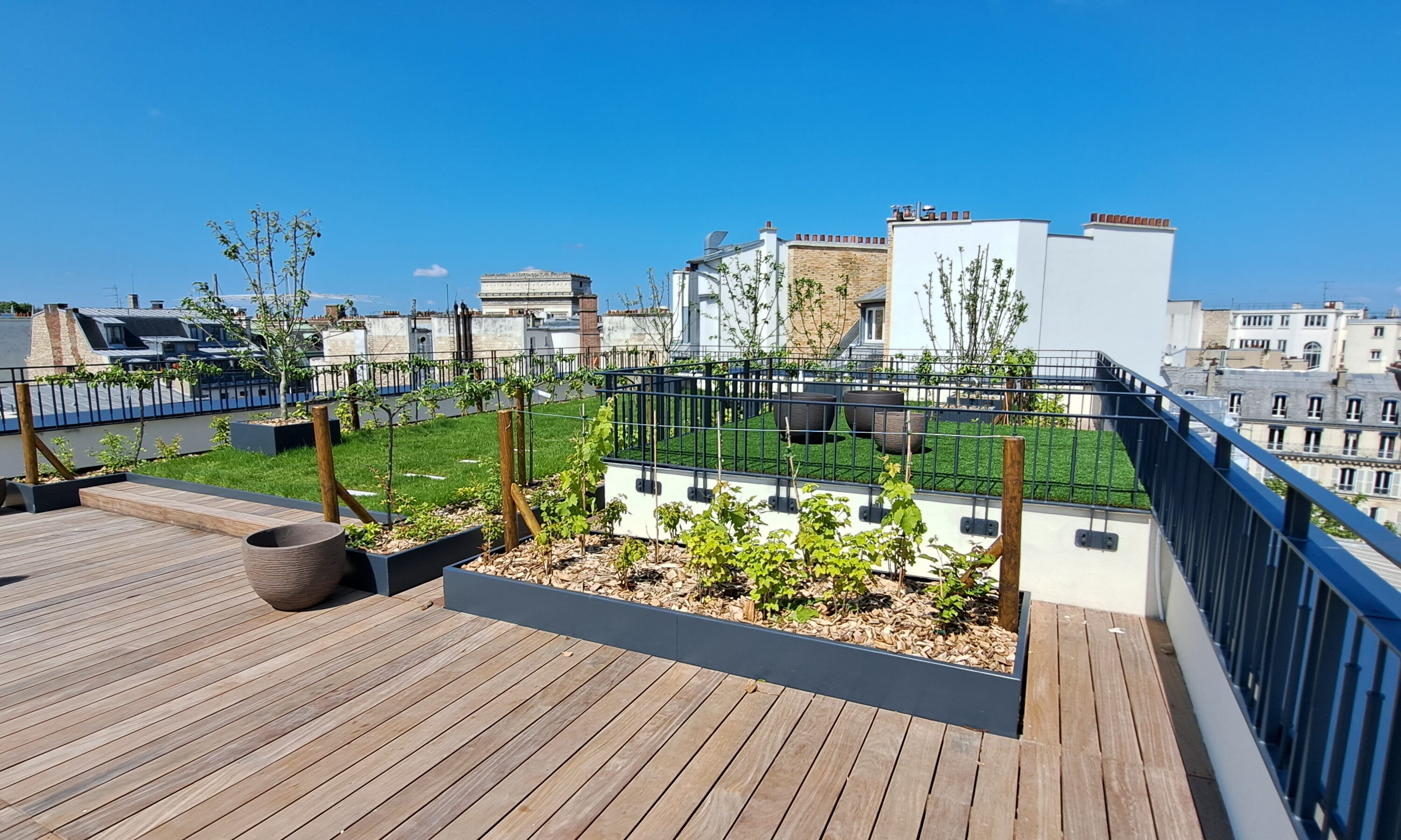 Aménagement paysagiste urbain de fabrication Licce avec jardinières en acier thermolaqué sur mesure