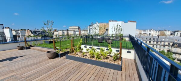 Aménagement paysagiste urbain de fabrication Licce avec jardinières en acier thermolaqué sur mesure