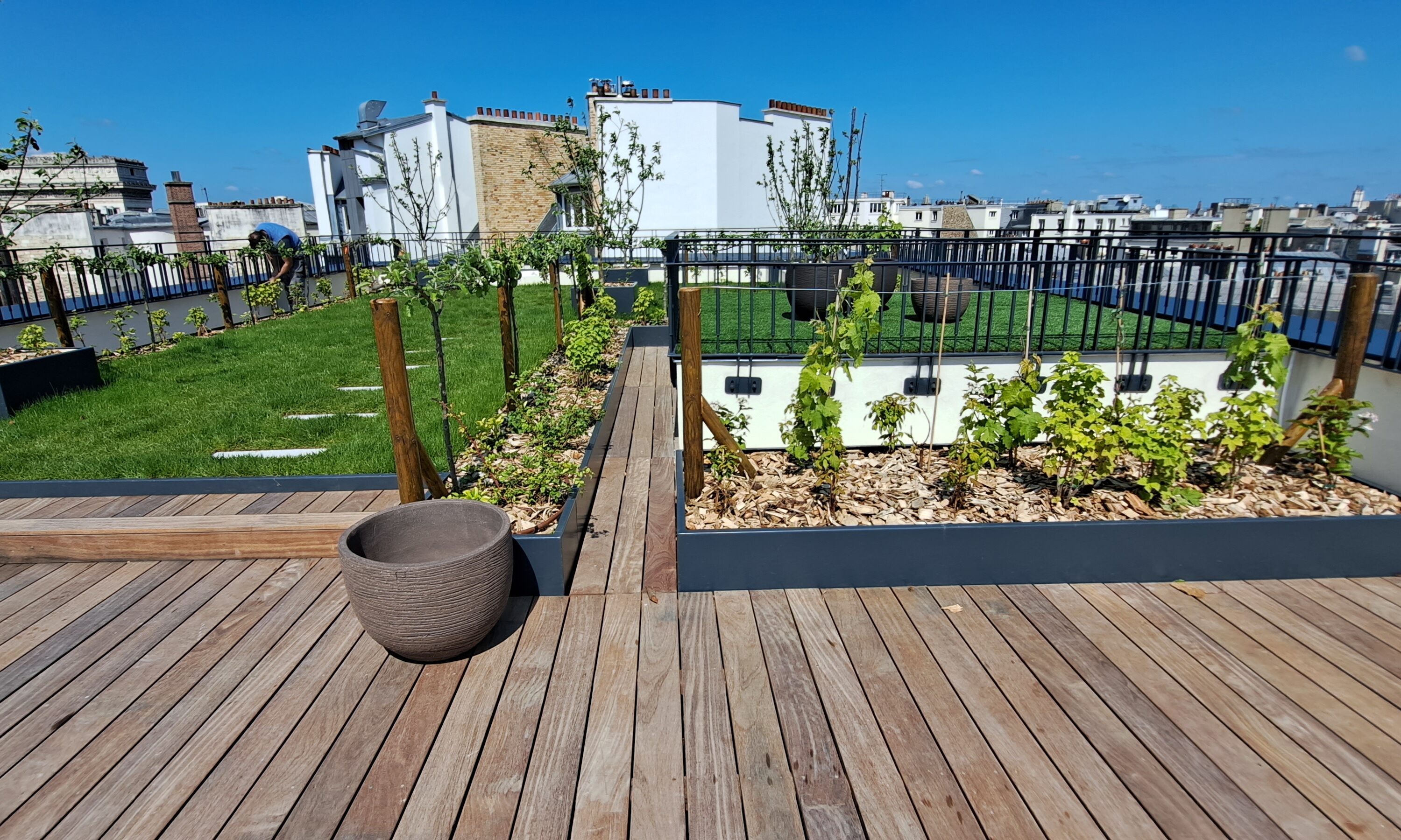 Fabrication d'un ensemble de jardinières et de costières sur mesure en acier thermolaqué