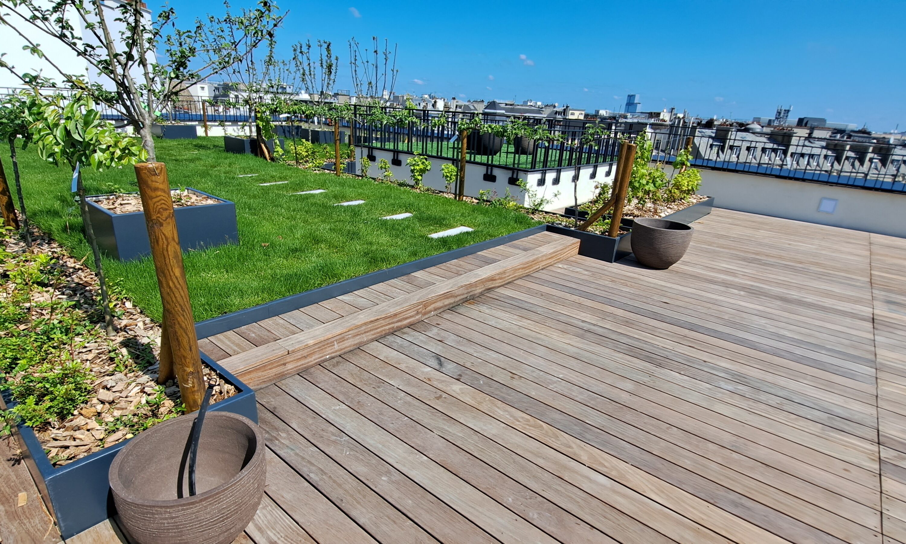 Fabrication d'un ensemble de jardinières et de costières sur mesure en acier thermolaqué