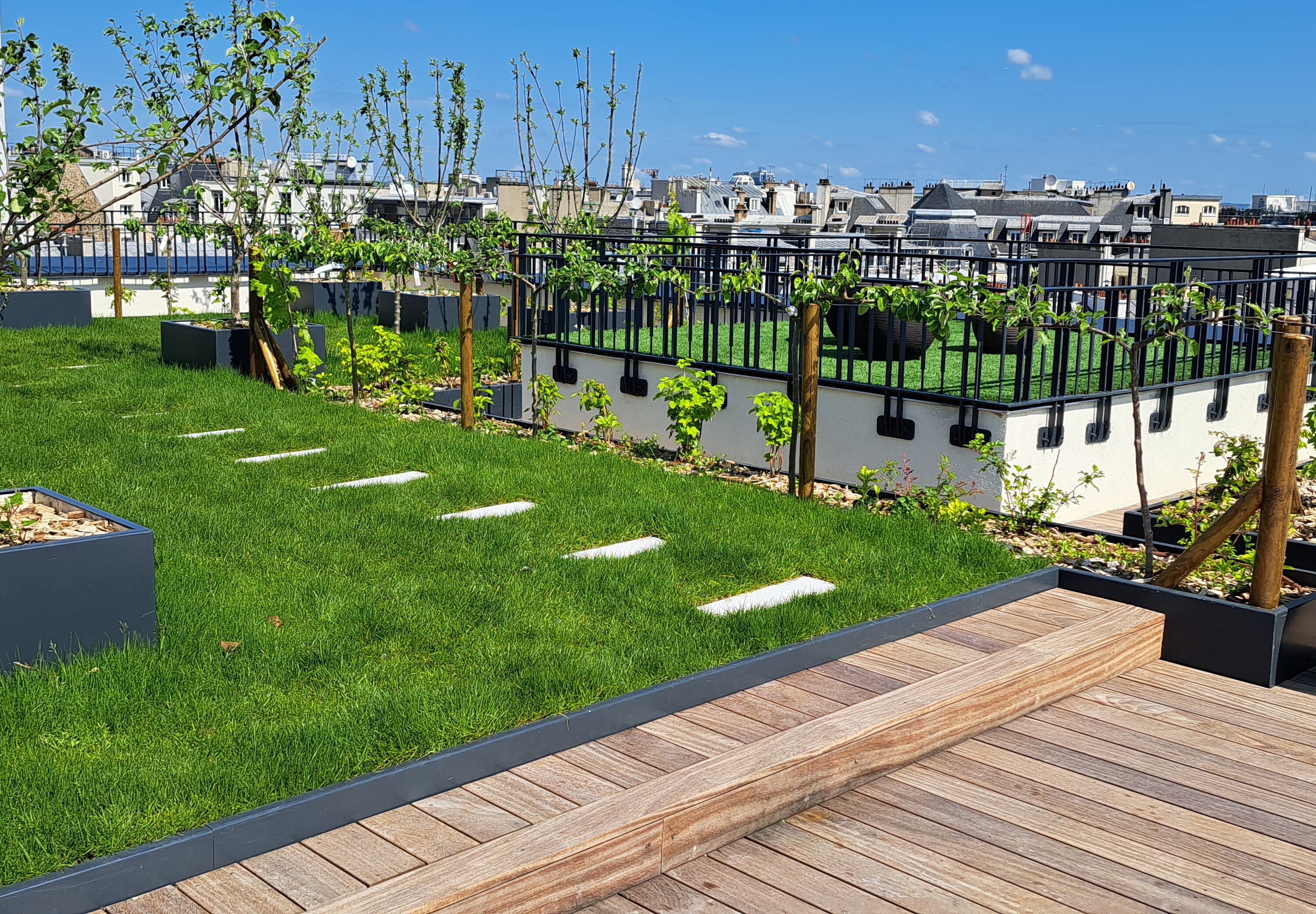 Fabrication d'un ensemble de jardinières et de costières sur mesure en acier thermolaqué