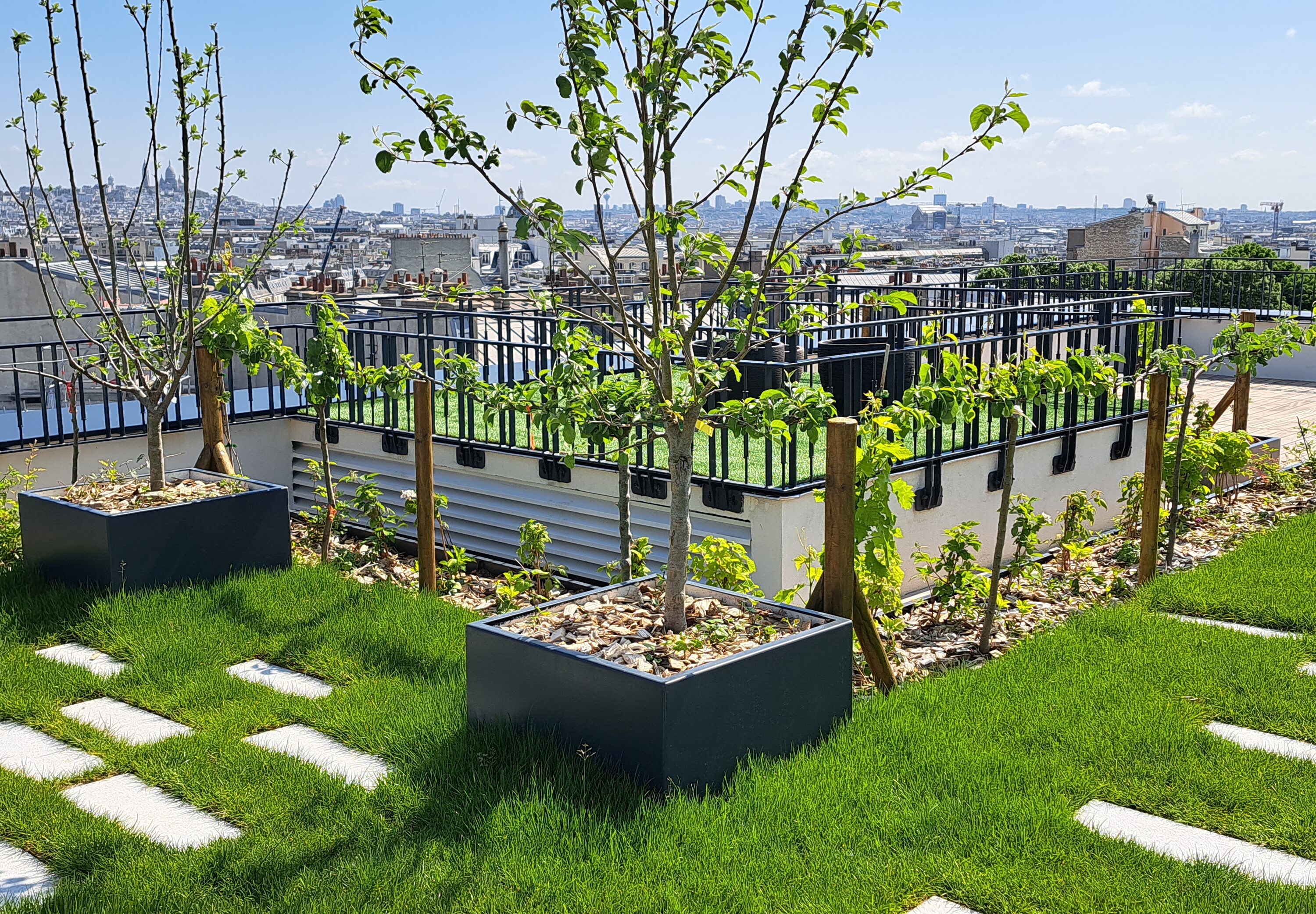 Projet rue Chateaubriand - Jardinières en acier thermolaqué Licce