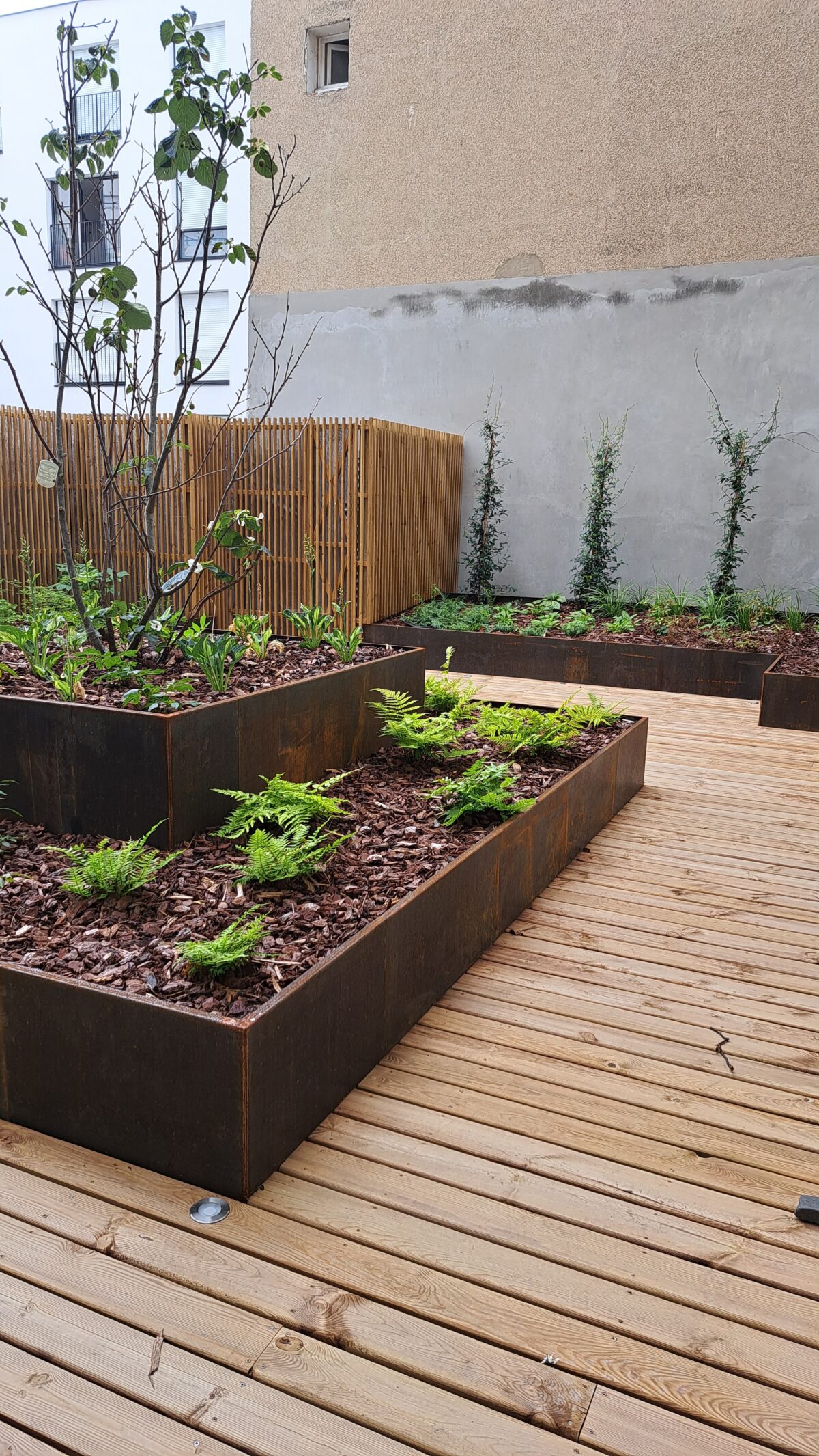 Jardinières en acier corten sur mesure de fabrication Licce pour la terrasse des bureaux HBR Investment