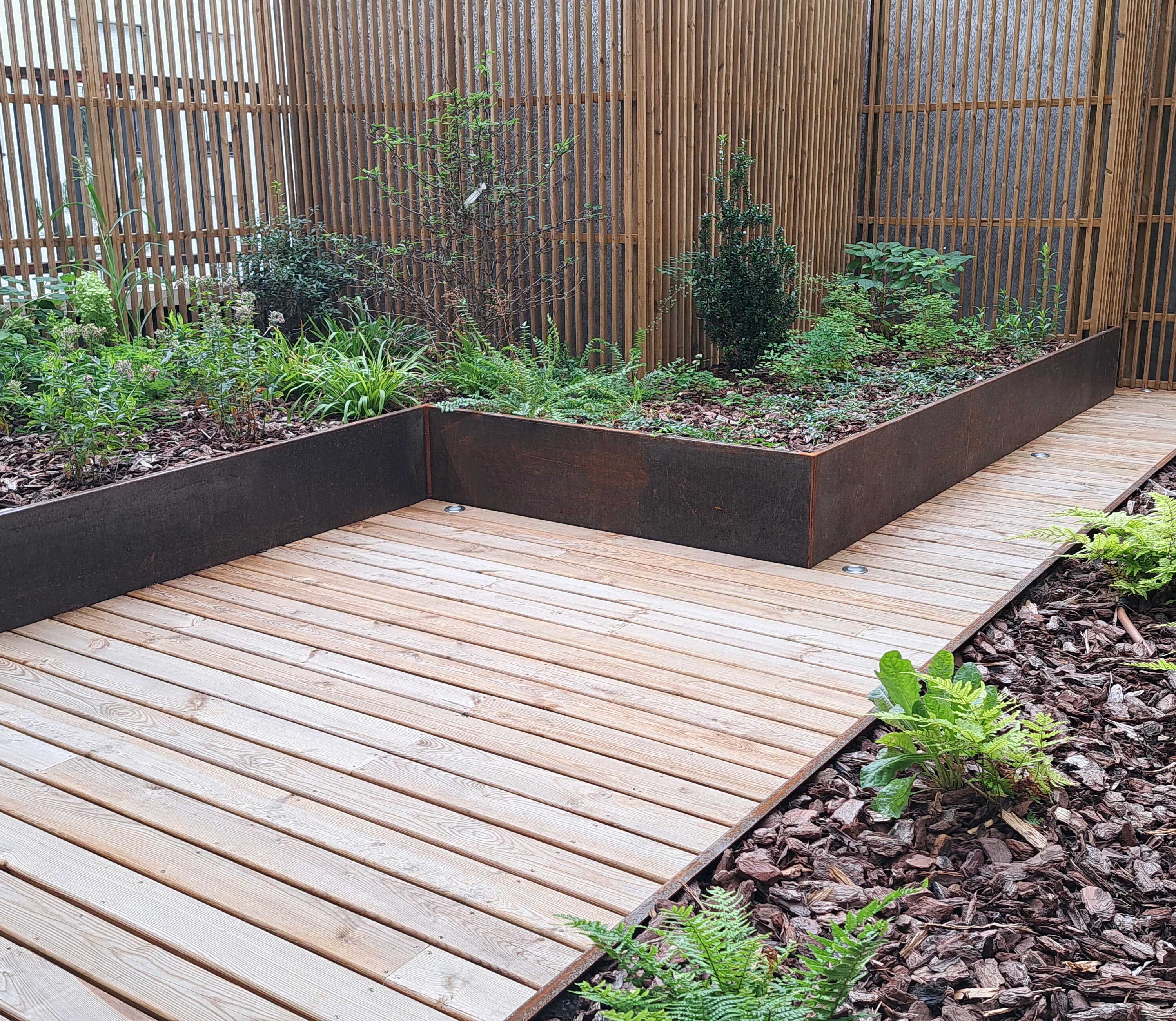 Jardinières en acier corten sur mesure de fabrication Licce pour la terrasse des bureaux HBR Investment