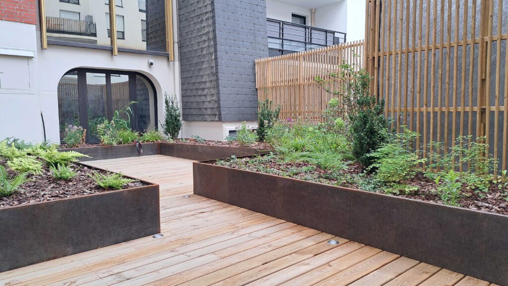 Jardinières en acier corten sur mesure de fabrication Licce pour la terrasse des bureaux HBR Investment