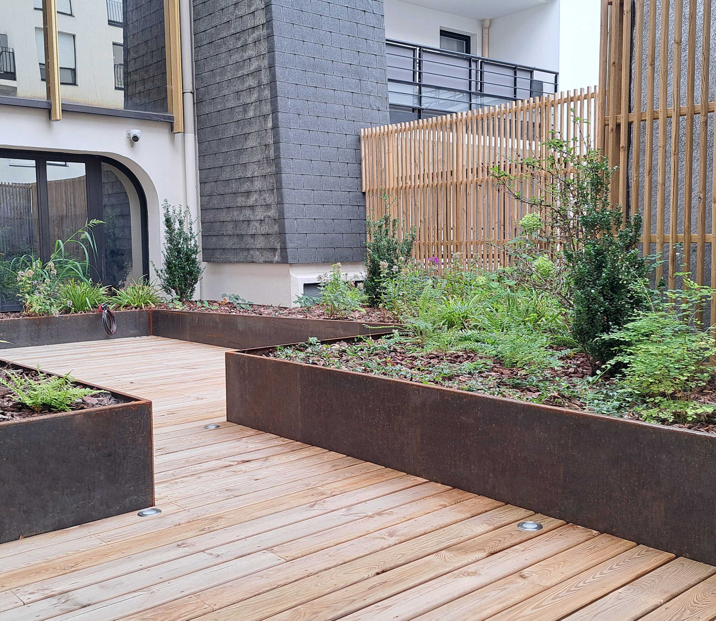 Jardinières en acier corten sur mesure de fabrication Licce pour la terrasse des bureaux HBR Investment