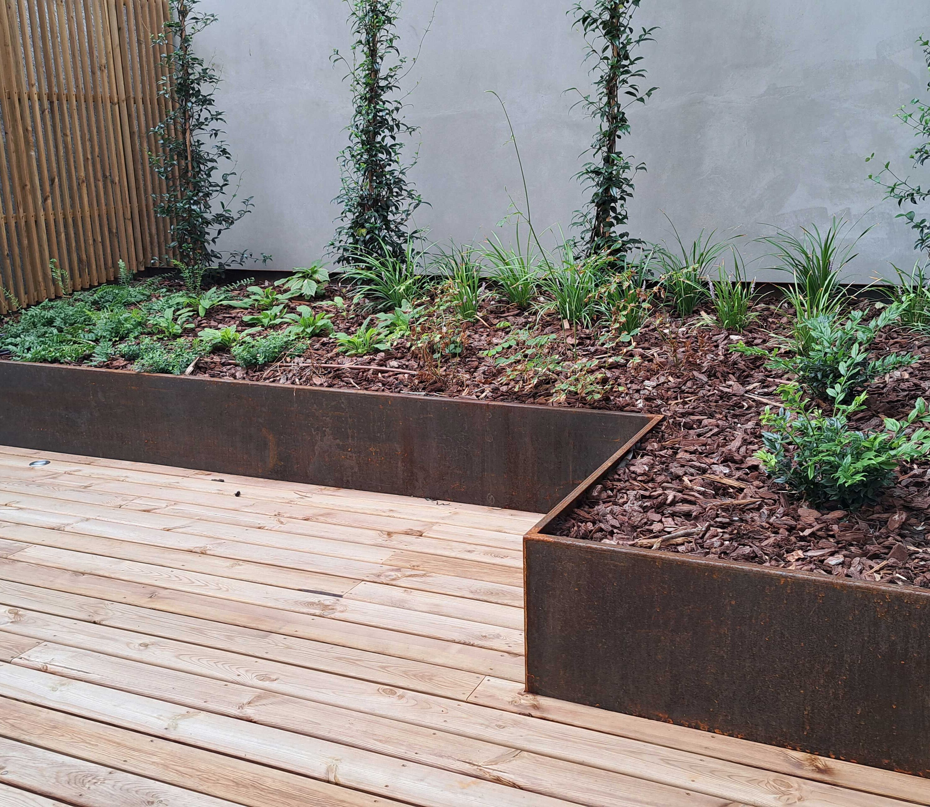 Jardinières en acier corten sur mesure de fabrication Licce pour la terrasse des bureaux HBR Investment