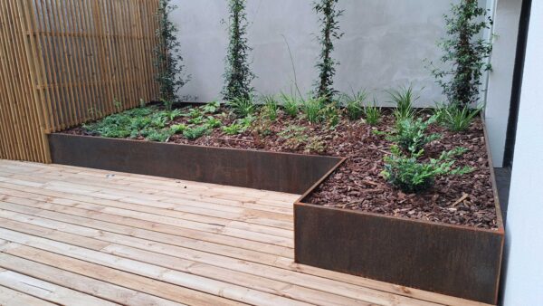 Jardinières en acier corten sur mesure de fabrication Licce pour la terrasse des bureaux HBR Investment