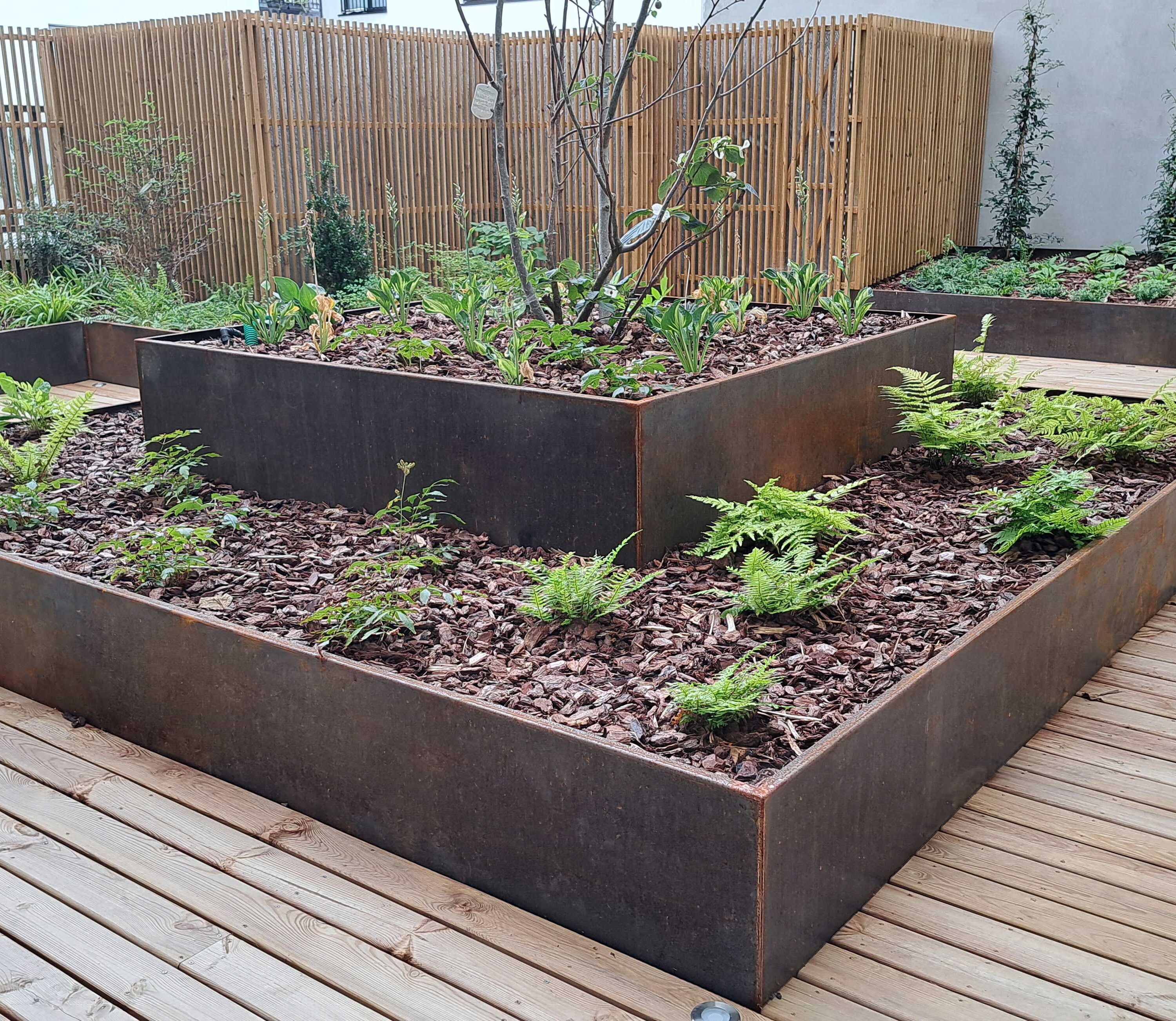 Jardinières en acier corten sur mesure de fabrication Licce pour la terrasse des bureaux HBR Investment