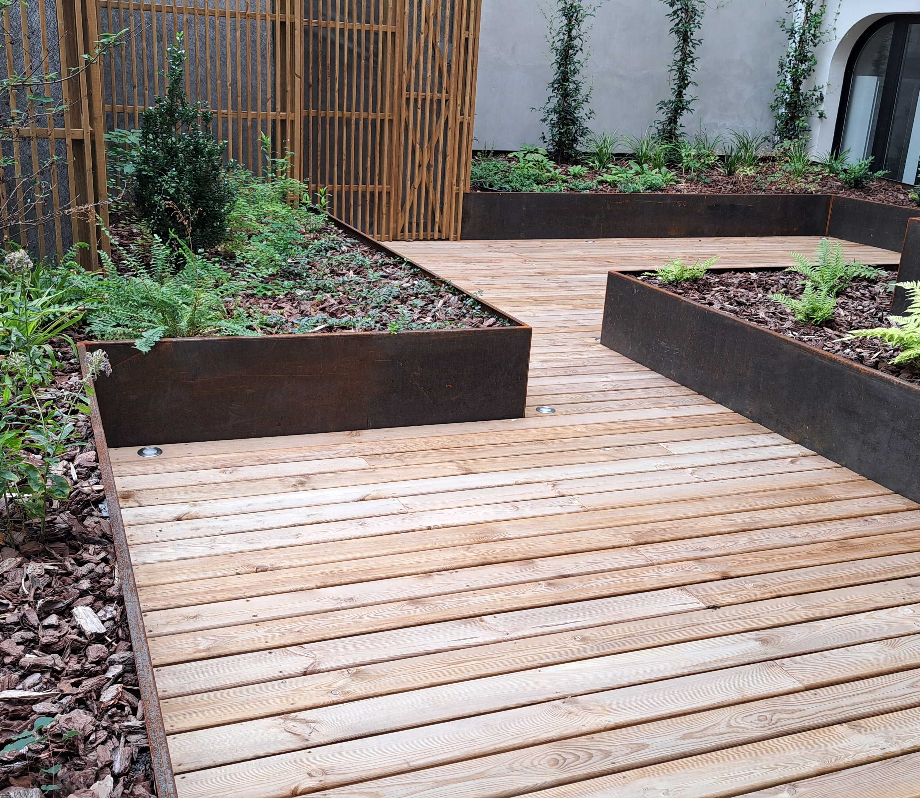 Jardinières en acier corten sur mesure de fabrication Licce pour la terrasse des bureaux HBR Investment