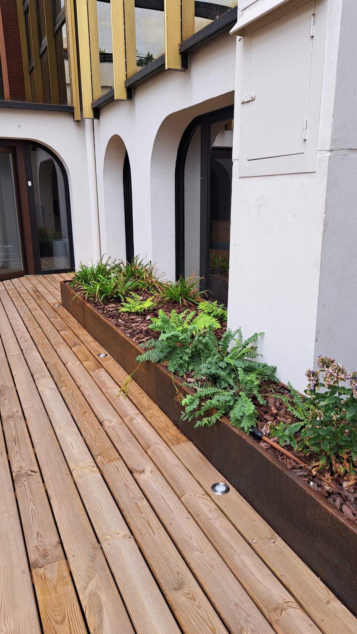 Jardinières en acier corten sur mesure de fabrication Licce pour la terrasse des bureaux HBR Investment