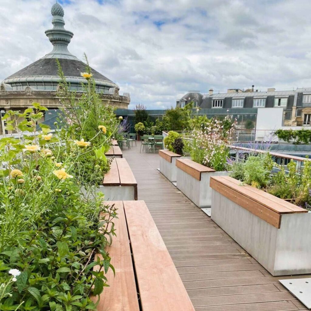 Jardinières sur mesure en aluminium brossé avec assise bois sur la terrasse du musée Guimet à Paris