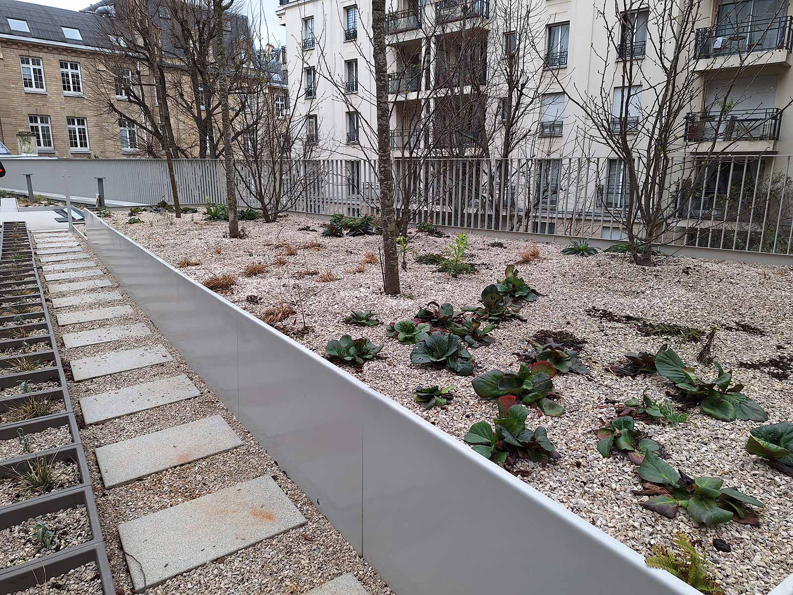 Ensemble de jardinières et costières pour un immeuble parisien