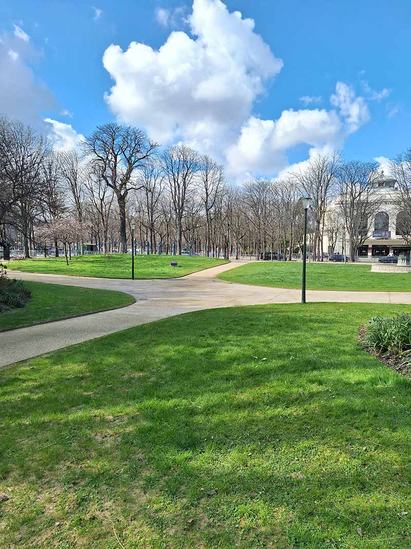 Voliges en acier de fabrication Licce pour le jardin des Champs Élysées à Paris