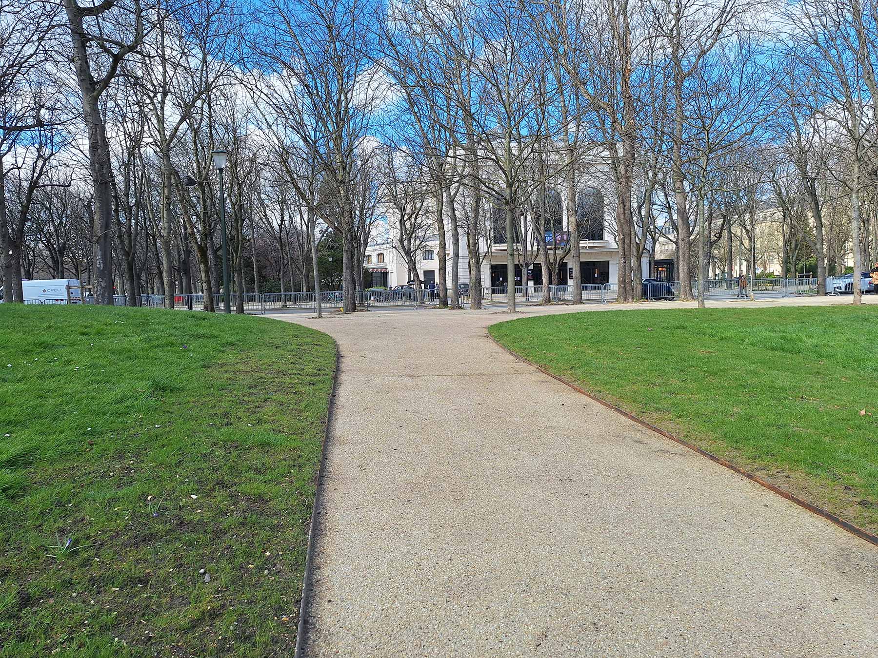 Voliges en acier de fabrication Licce pour le jardin des Champs Élysées à Paris