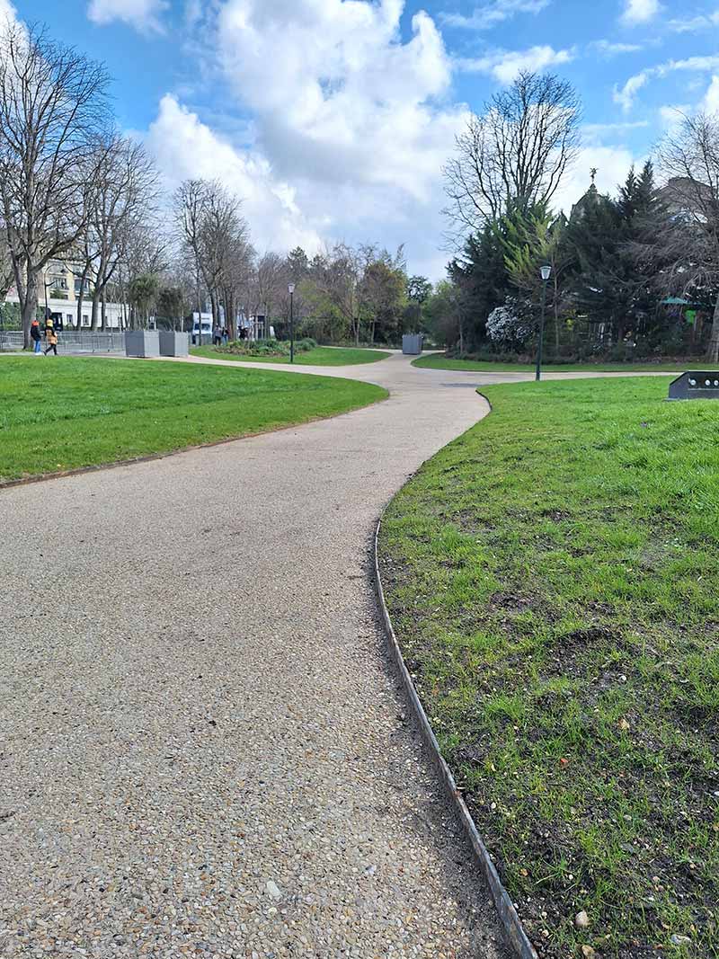 Voliges en acier de fabrication Licce pour le jardin des Champs Élysées à Paris