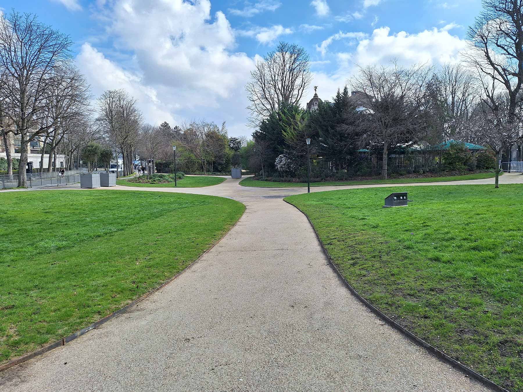 Voliges en acier de fabrication Licce pour le jardin des Champs Élysées à Paris