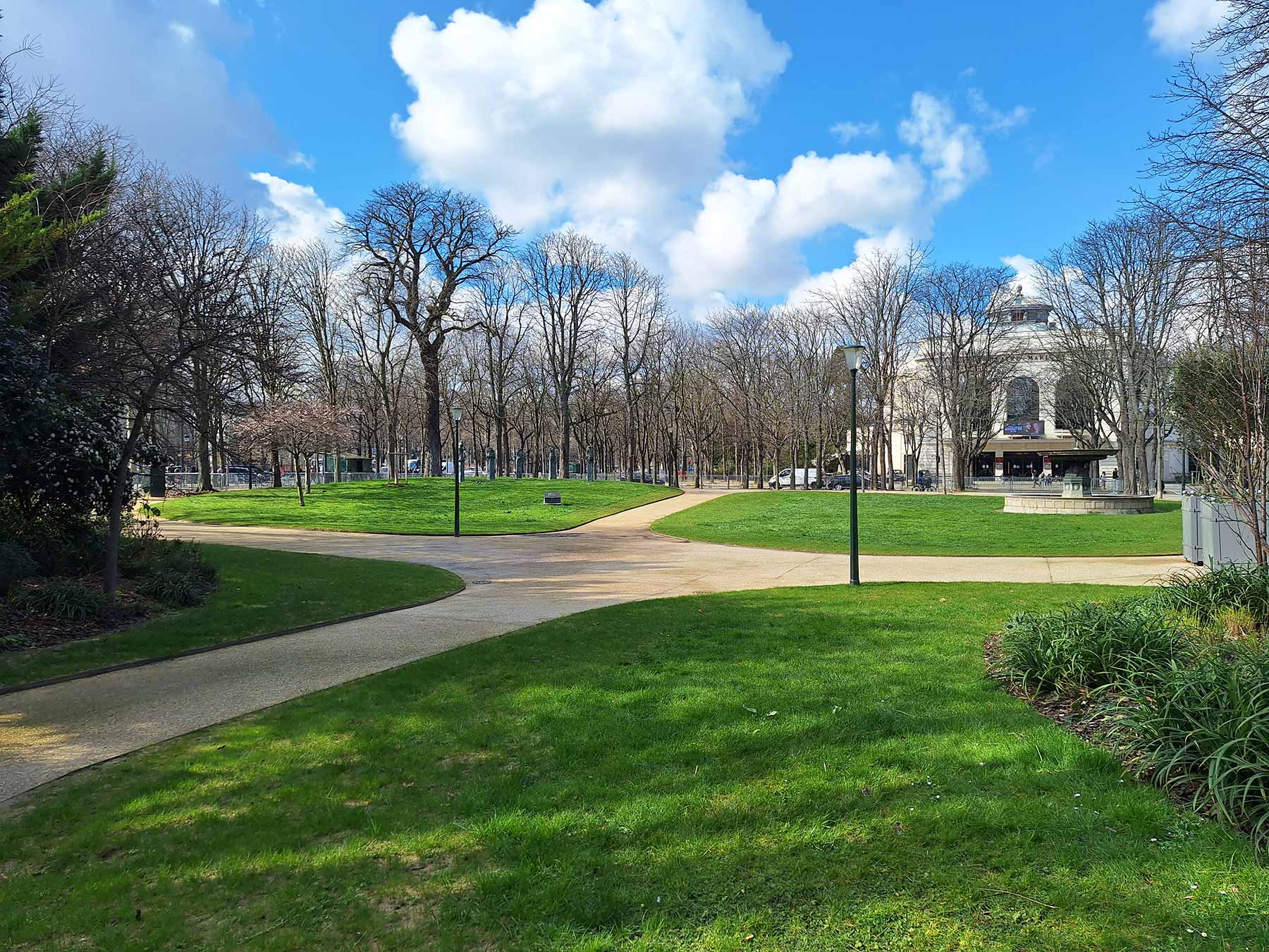 Voliges en acier de fabrication Licce pour le jardin des Champs Élysées à Paris