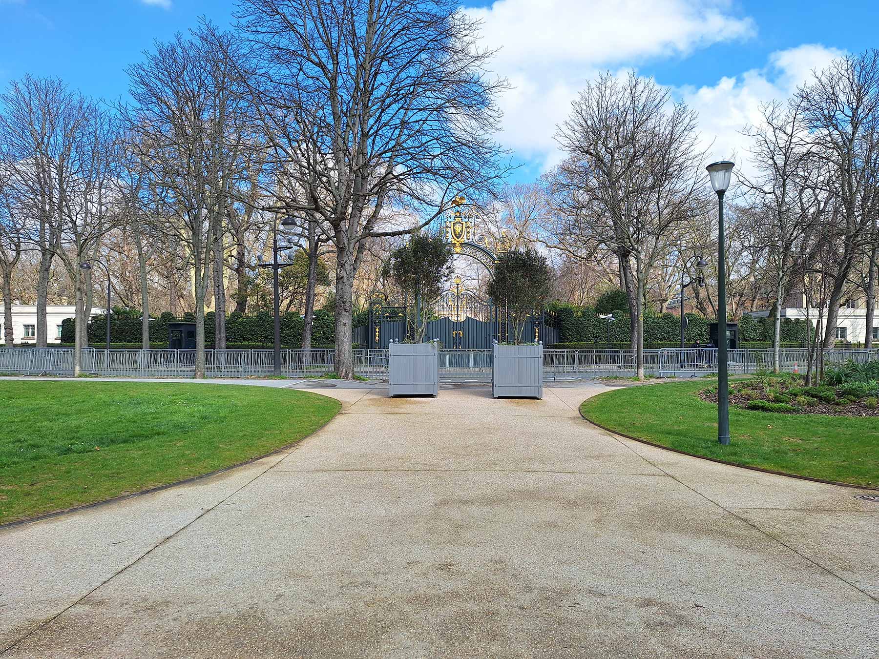 Voliges en acier de fabrication Licce pour le jardin des Champs Élysées à Paris